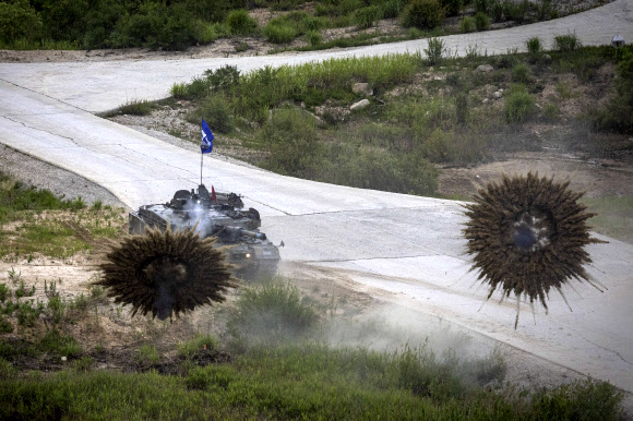 16일 오후 경기도 포천시 승진과학화훈련장에서 실시된 육군 6사단 제병협동사격훈련에서 K1E1 전차가 사격 후 연막탄을 터뜨리고 있다. 2024.7.16. 연합뉴스
