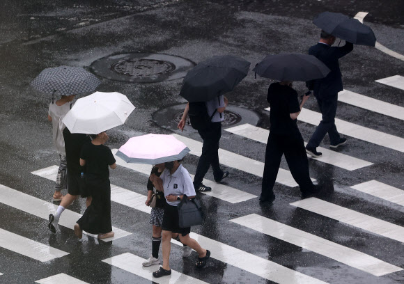16일 오후 비가 내리는 서울 을지로입구 거리에서 시민들이 우산을 쓴 채 걸어가고 있다. 2024.7.16. 연합뉴스