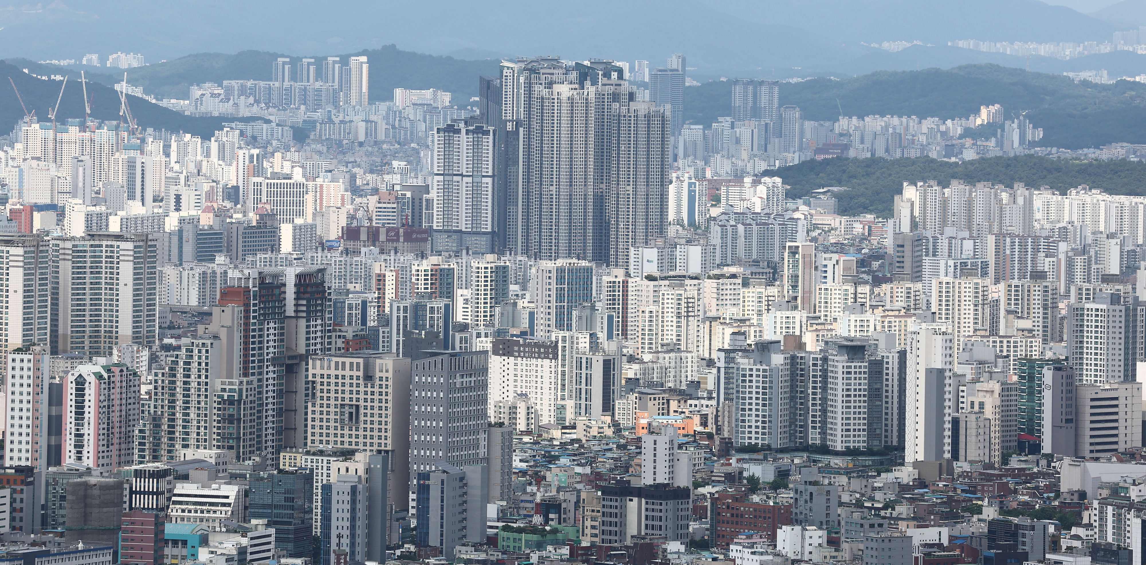 서울과 수도권 집값 상승 폭이 커지면서 지난해 12월 이후 하락세를 이어온 전국 집값이 7개월 만에 상승 전환한 가운데 지난 15일 오후 서울 남산에서 바라본 서울 아파트의 모습. 2024.7.15 연합뉴스