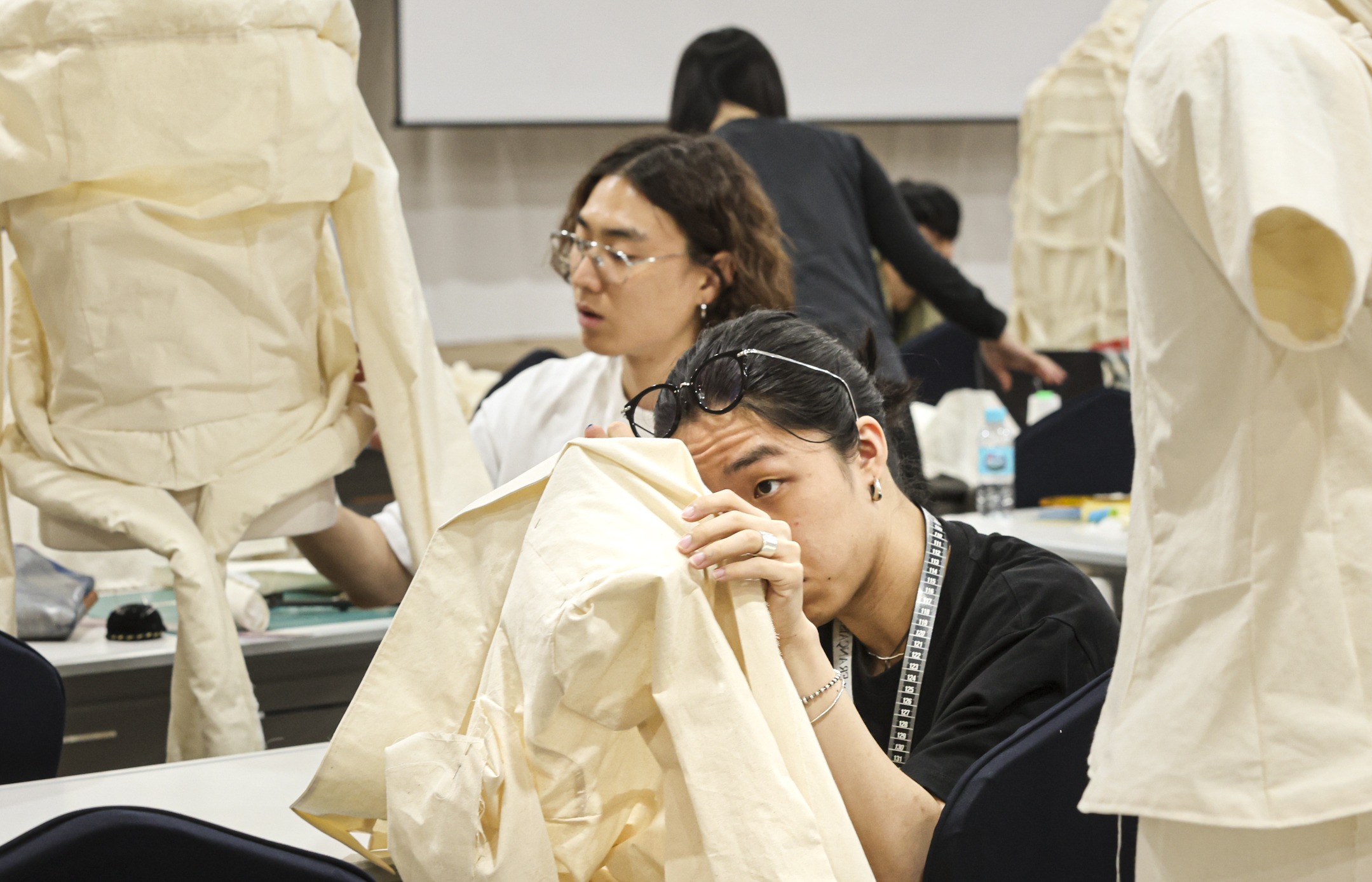 17일 서울 영등포 하이서울유스호스텔에서 진행된  ‘MDF 패션디자인 공모전’에 참가한 학생들이 마감 시간 안에 작품을 완성하기 위해 집중하고 있다. 2024.7.17 엠디재단 제공