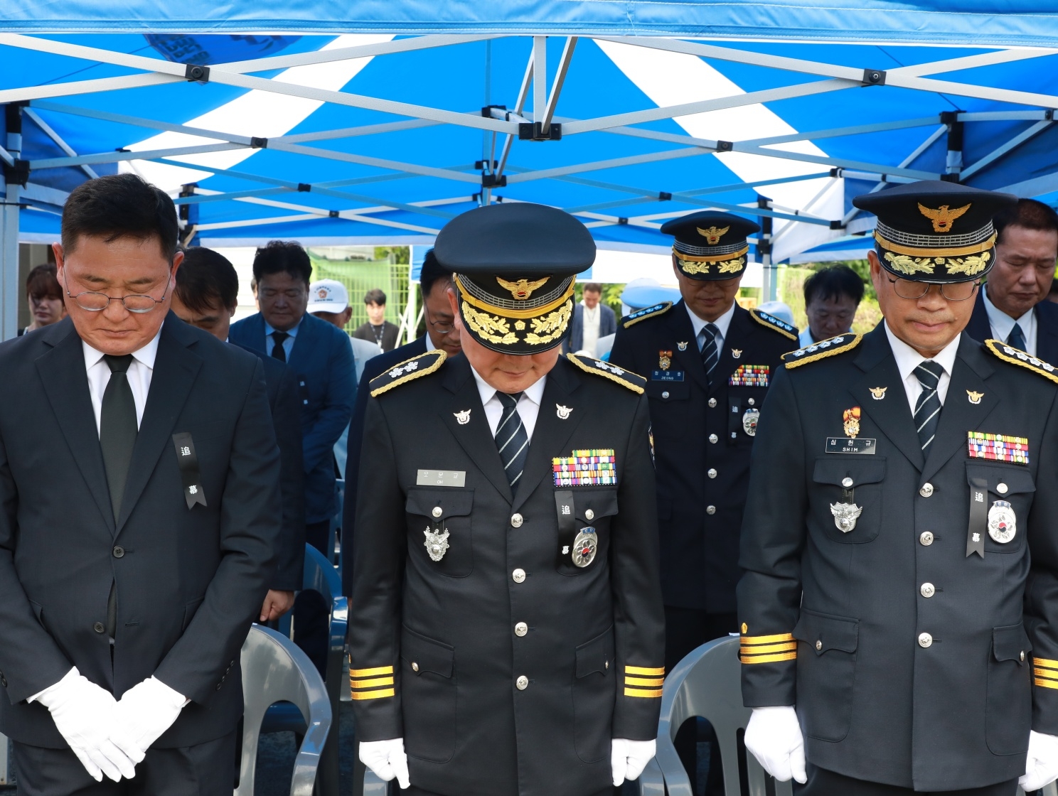 17일 논산 순국경찰관 합동묘역 추도식에서 김장수 정무기획비서관, 오문교 충남경찰청장, 심헌규 논산경찰서장(왼쪽부터)이 추모하고 있다.