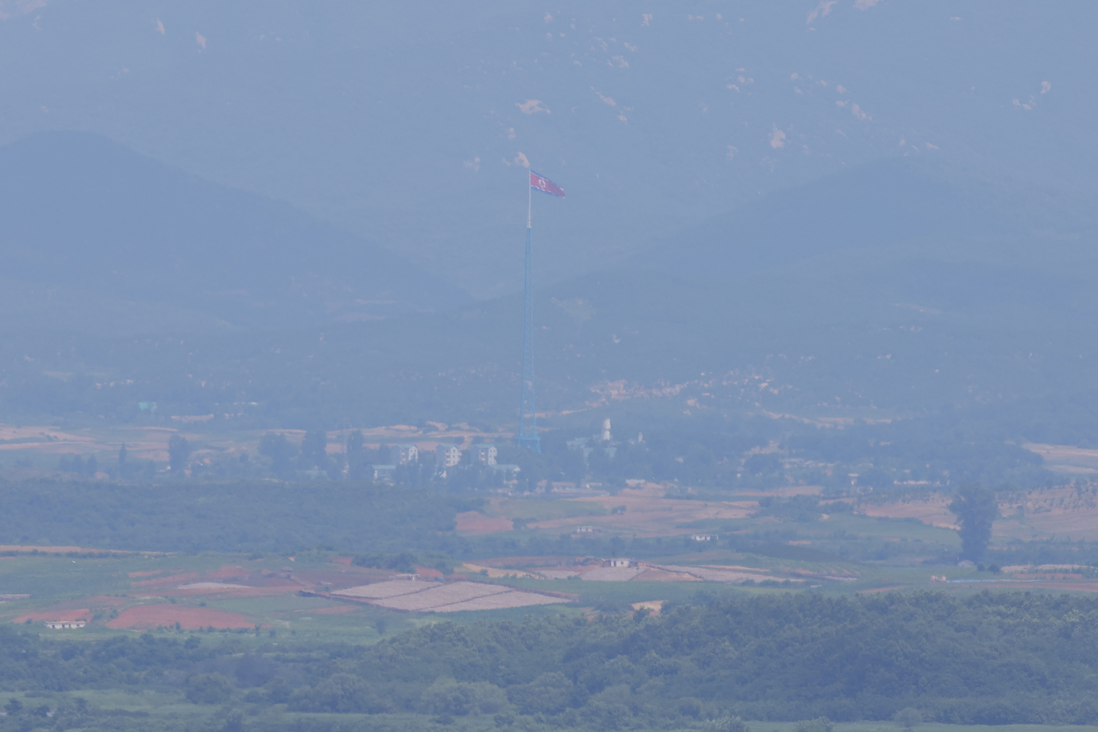 25일 경기도 파주시 오두산 통일전망대에서 바라본 서부전선 비무장지대(DMZ) 북측 기정동 마을에서 인공기가 펄럭이고 있다. 2024.6.25. 연합뉴스