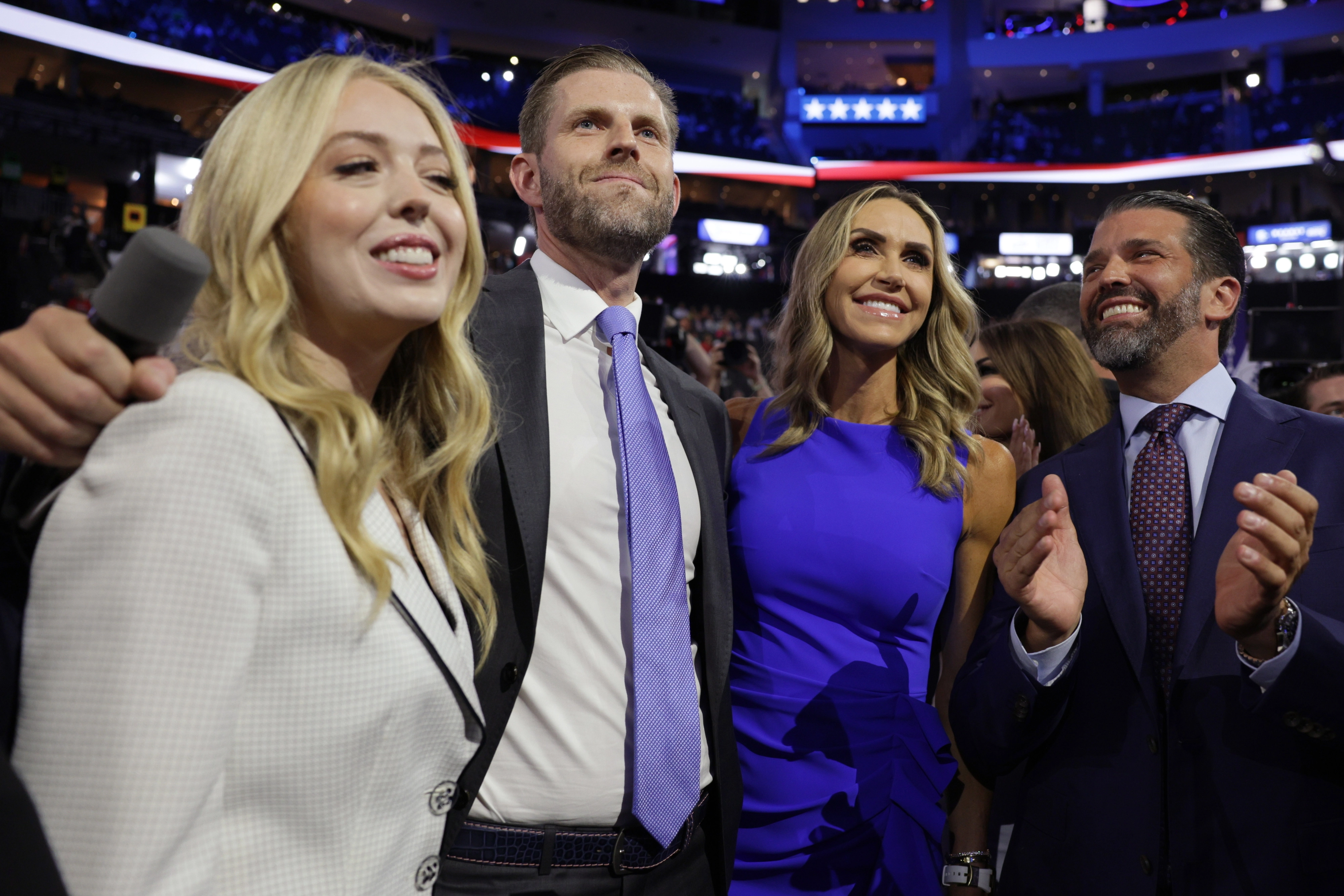 왼쪽부터 티파니 트럼프, 에릭 트럼프, 라라 트럼프, 도널드 트럼프 주니어가 15일(현지시간) 미국 위스콘신주 밀워키 파이서브 포럼에서 열린 공화당 전당대회(RNC) 개막 첫날, 도널드 J. 트럼프 전 대통령의 후보 지명 절차에서 플로리다주 대의원 표를 선언하고 있다. 2024.7.15 밀워키 EPA 연합뉴스