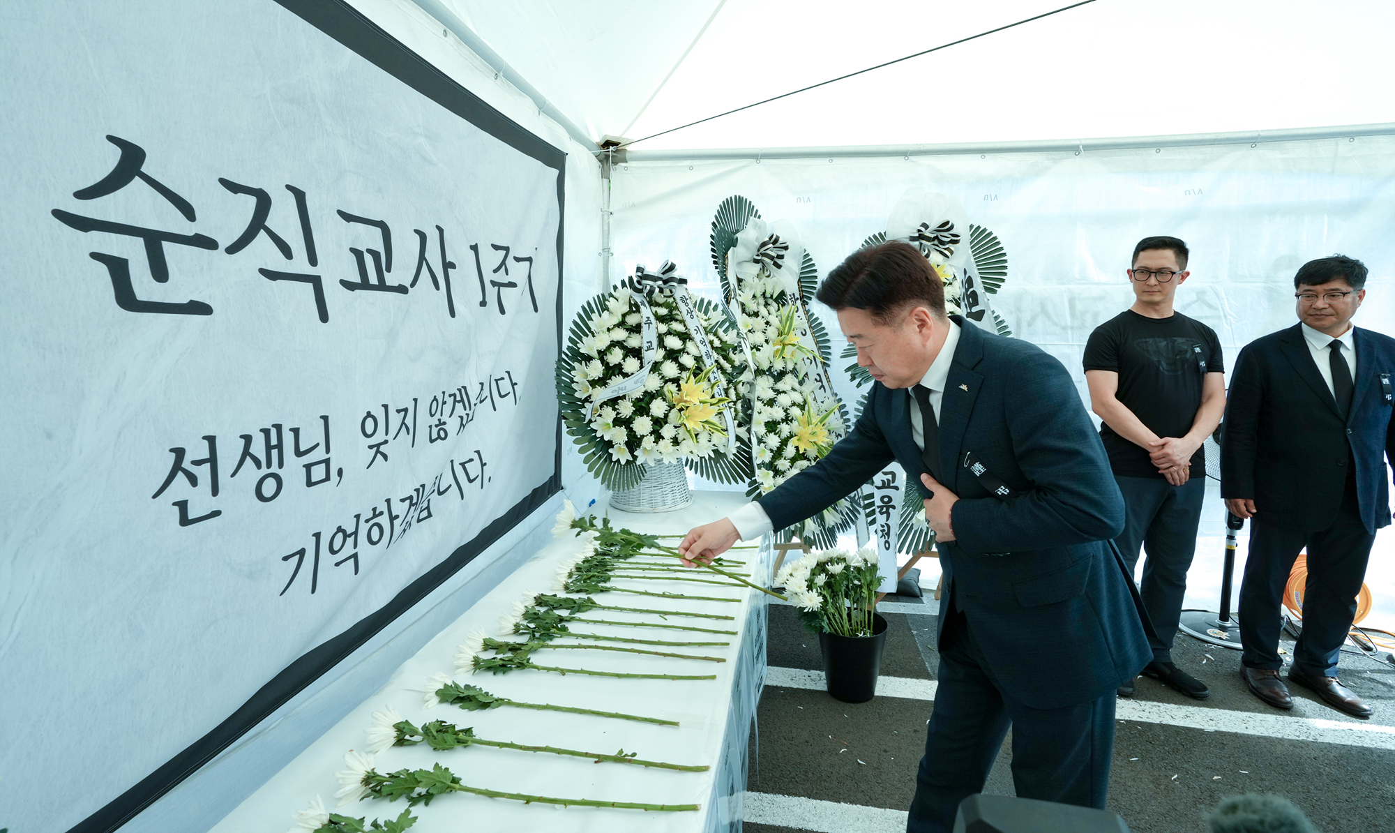 오영훈 제주도지사가 제주도교육청 주차장에 마련된 서울 서초구 서이초등학교 교사 분향소를 찾아 순직 1주년을 추모하고 있다. 제주도 제공