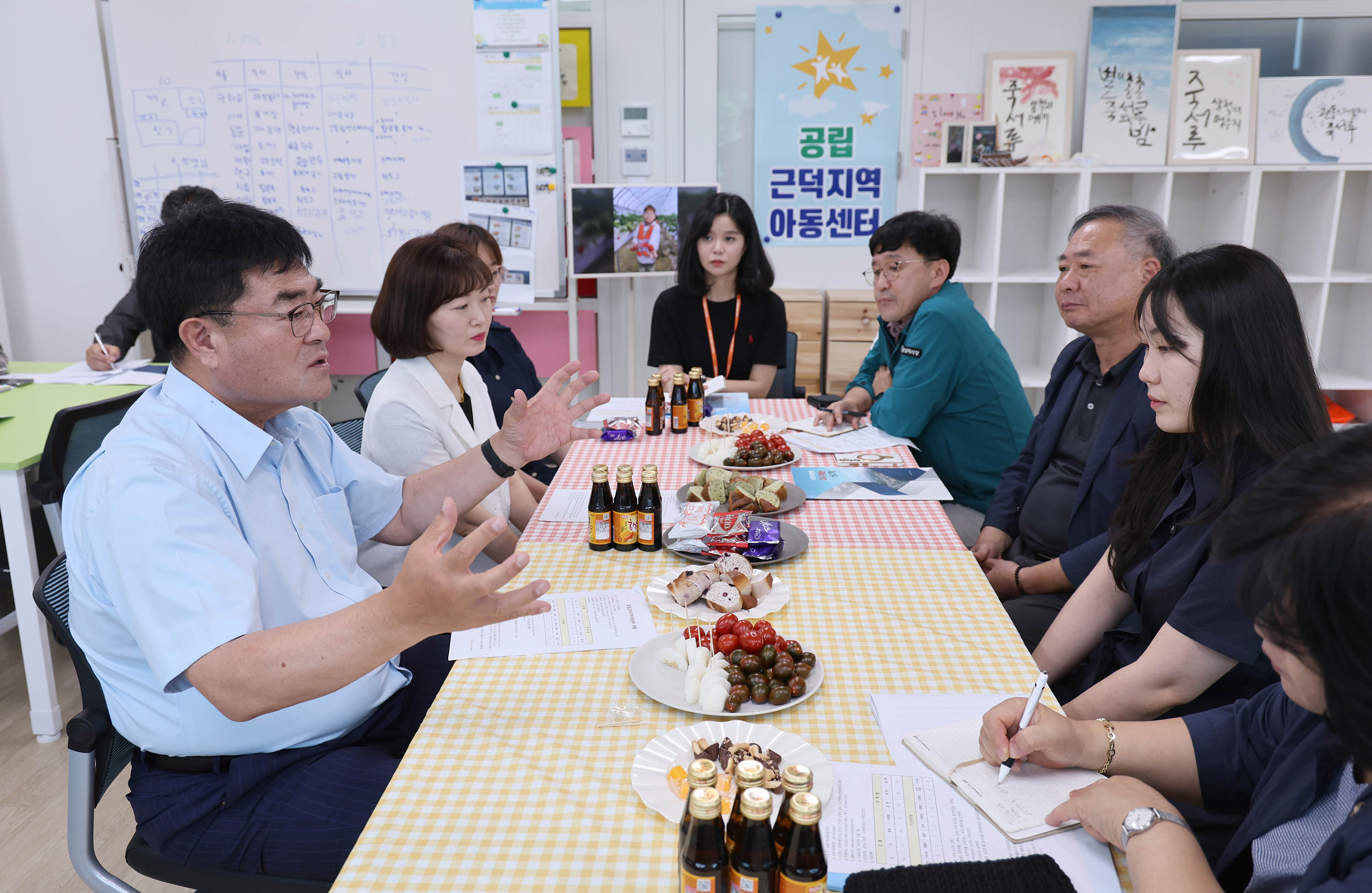 박상수(사진 왼쪽) 강원 삼척시장은 지난달 26일 근덕지역아동센터에서 ‘시장과 함께하는 동네한바퀴’를 열었다. 삼척시 제공