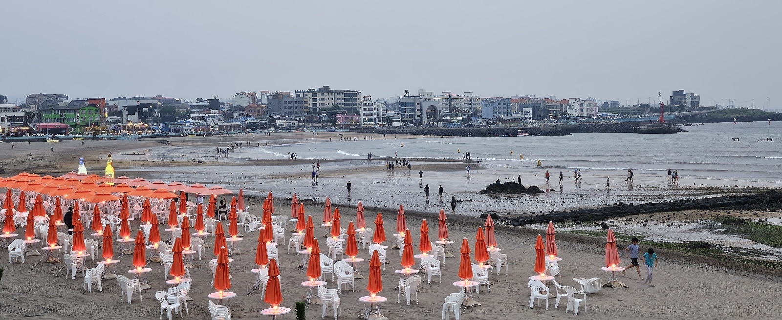 제주도가 실추된 제주관광 이미지를 살리기 위해 도내 해수욕장 10곳의 파라솔과 평상 이용료를 내리기로 했다. 사진은 이호테우해변 파라솔의 모습.  제주 강동삼 기자