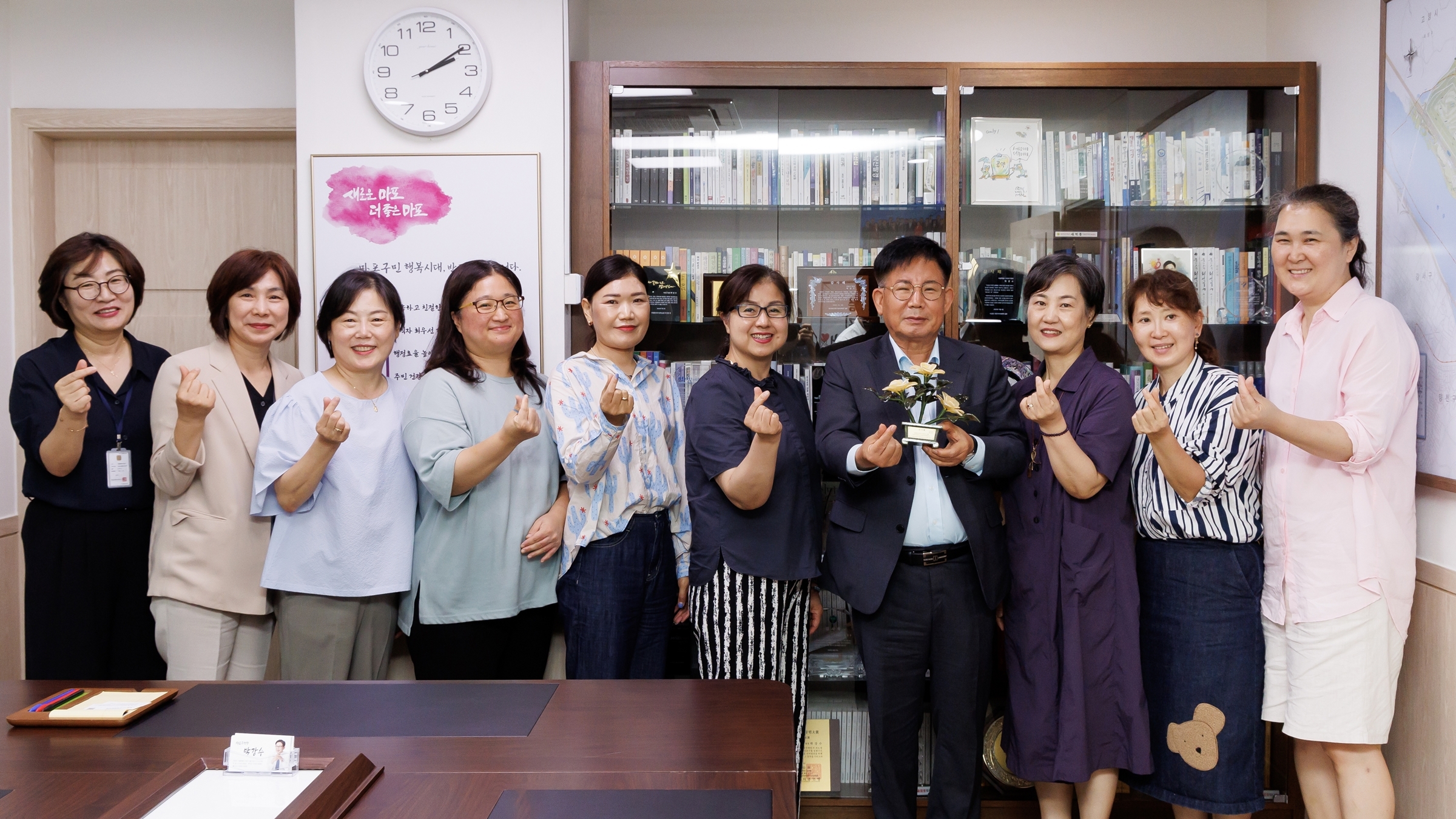 박강수(오른쪽 네번째) 서울 마포구청장이 한국중증중복뇌병변장애인부모회로부터 감사패를 전달받은 뒤 기념촬영을 하고 있다. 마포구 제공