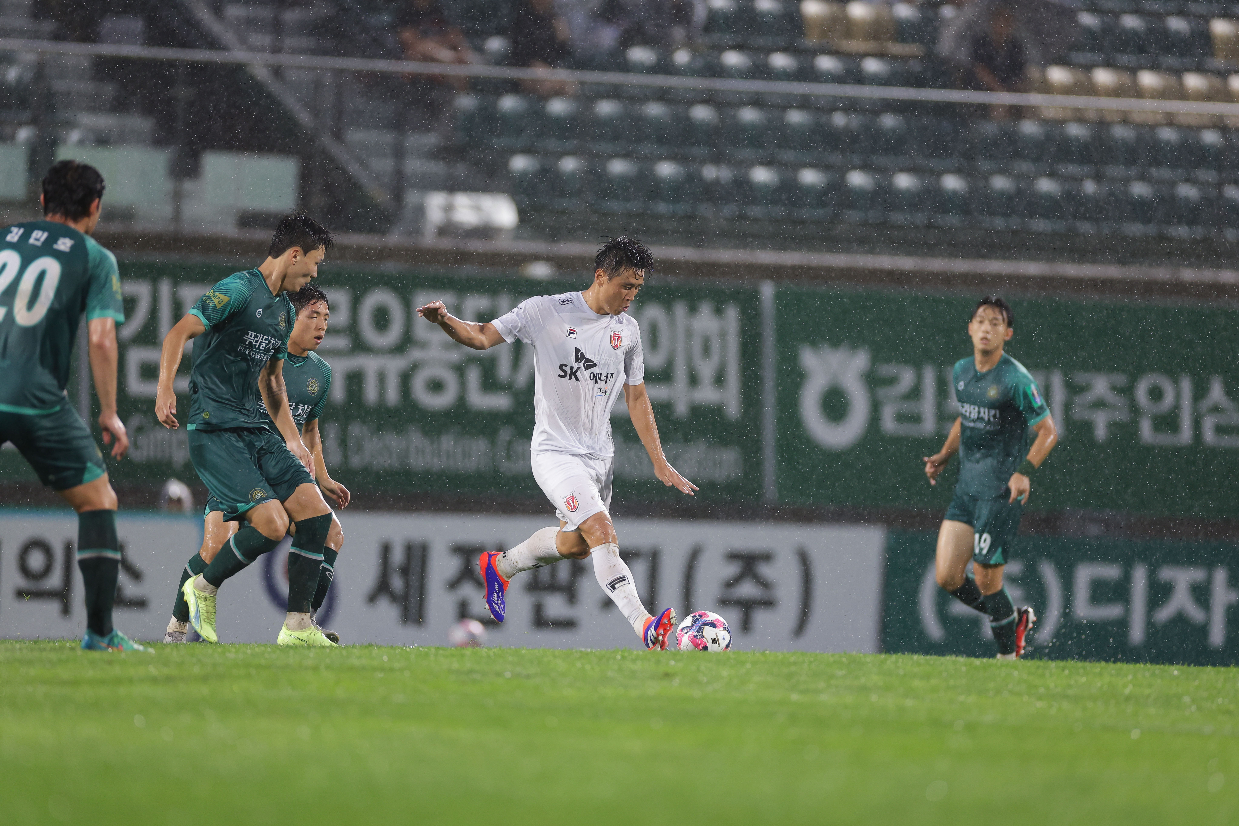 제주 유나이티드 구자철이 17일 김포솔터축구장에서 열린 2024 코리아컵 8강전 김포FC와의 원정 경기에서 공을 차고 있다. 대한축구협회 제공