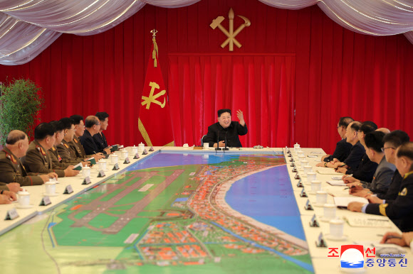 북한 김정은 국무위원장은 16일 주요간부들을 대동하고 원산갈마해안광광지구 건설사업을 현지지도했다고 조선중앙통신이 18일 보도했다. 2024.7.18  평양 조선중앙통신·연합뉴스