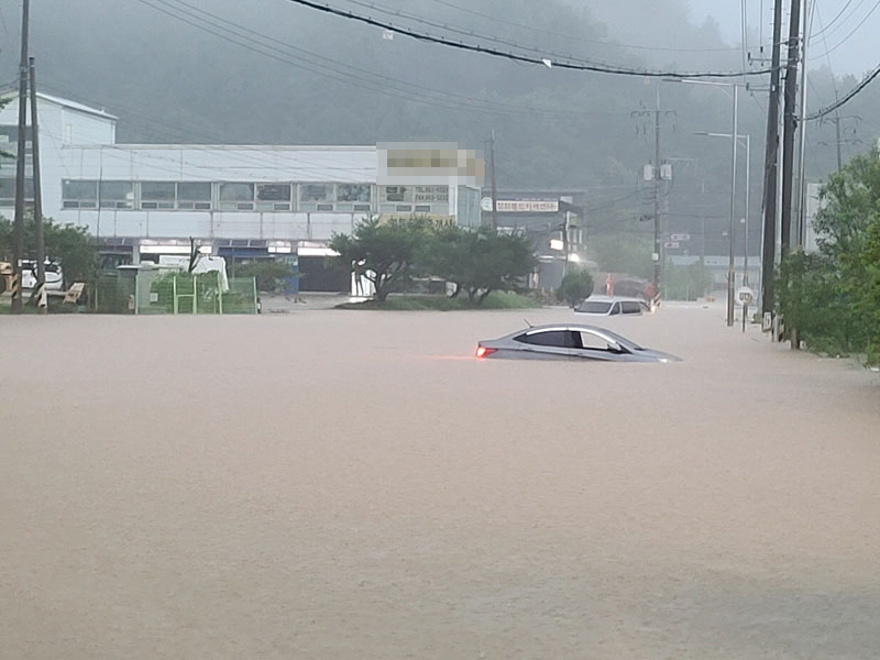 경기북부 지역에 호우 특보가 내려진 18일 경기 파주시 월롱면의 한 도로가 침수돼 있다. 2024.7.18 경기북부소방재난 본부 제공