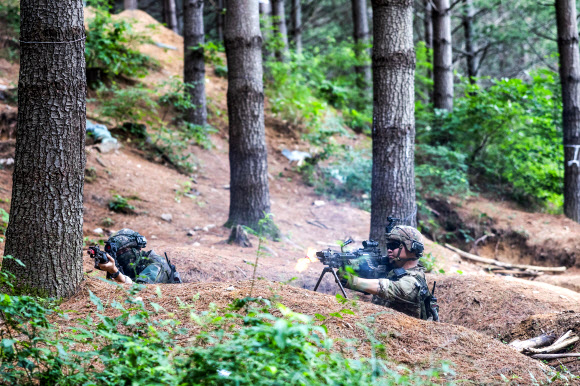 육군 제6보병사단 초산여단이 지난 9일부터 오는 19일까지 강원 인제군 육군과학화전투훈련단에서 ‘한·미·UAE’ 연합 KCTC 훈련을 실시했다고 18일 밝혔다. 사진은 수색정찰 중 대항군과 조우한 장병들이 교전을 실시하는 모습. 2024.7.18  육군 제공
