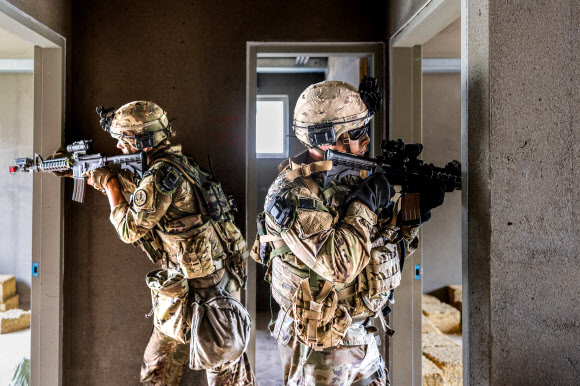 육군 제6보병사단 초산여단이 지난 9일부터 오는 19일까지 강원 인제군 육군과학화전투훈련단에서 ‘한·미·UAE’ 연합 KCTC 훈련을 실시했다고 18일 밝혔다. 사진은 여단 연합전투단 장병들이 목표 건물을 확보하는 모습. 2024.7.18  육군 제공