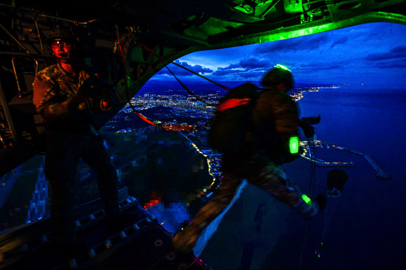 공군 제6탐색구조비행전대가 지난 17일 강원 강릉시 인근 동해상에서 전술 임무 집중훈련을 연계한 ‘야간 수상 수중 전투탐색구조훈련’을 실시했다고 18일 밝혔다. 사진은 항공구조사들이 HH-47 탐색구조헬기에서 강하하는 모습. 2024.7.18  공군 제공