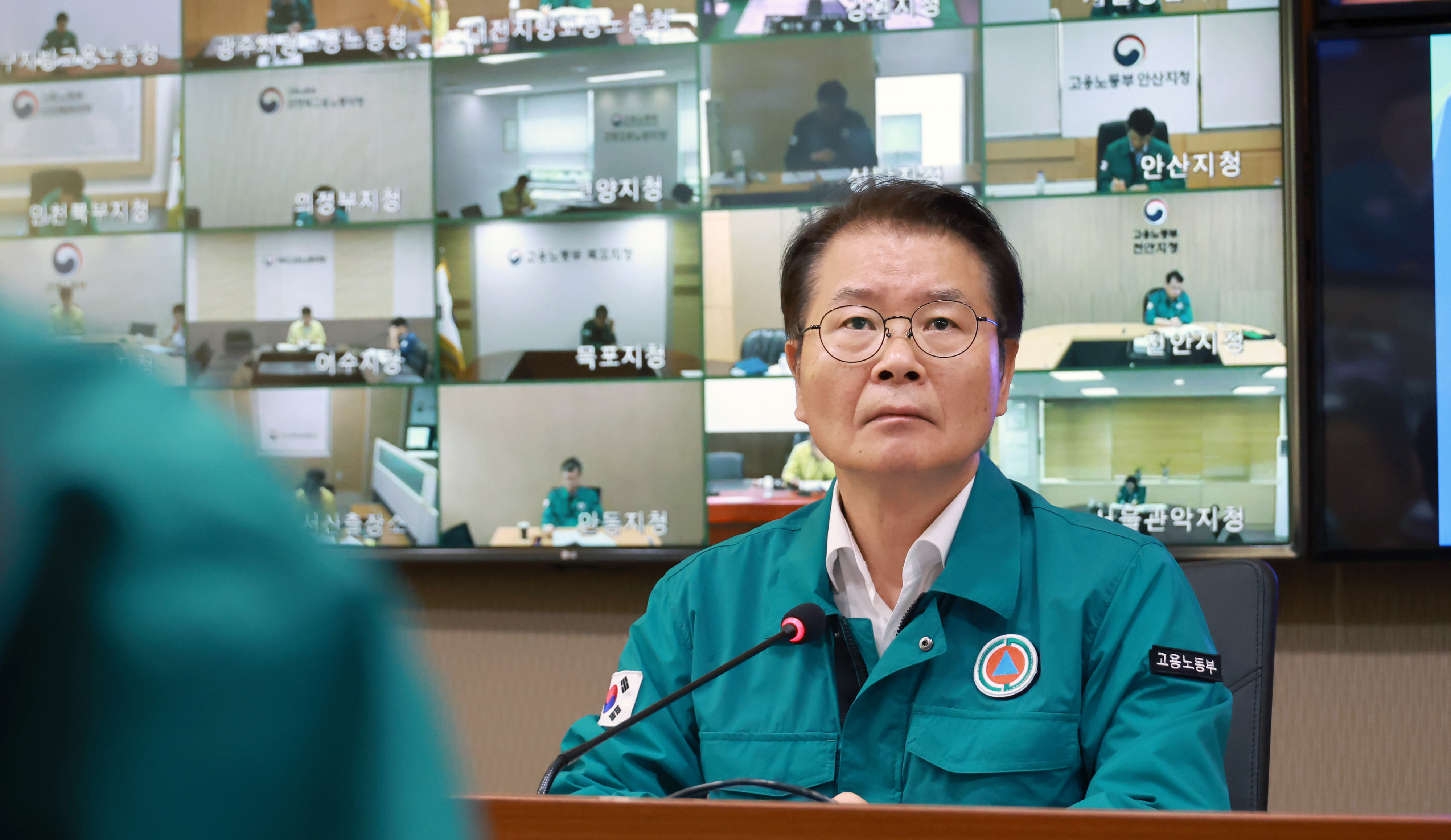 이정식 고용노동부 장관이 19일 서울 중구 서울고용노동청에서 영상으로 열린 긴급 전국 기관장 산업안전 점검 회의에서 집중 호우에 따른 현장 점검과 지도 강화를 지시했다. 고용노동부