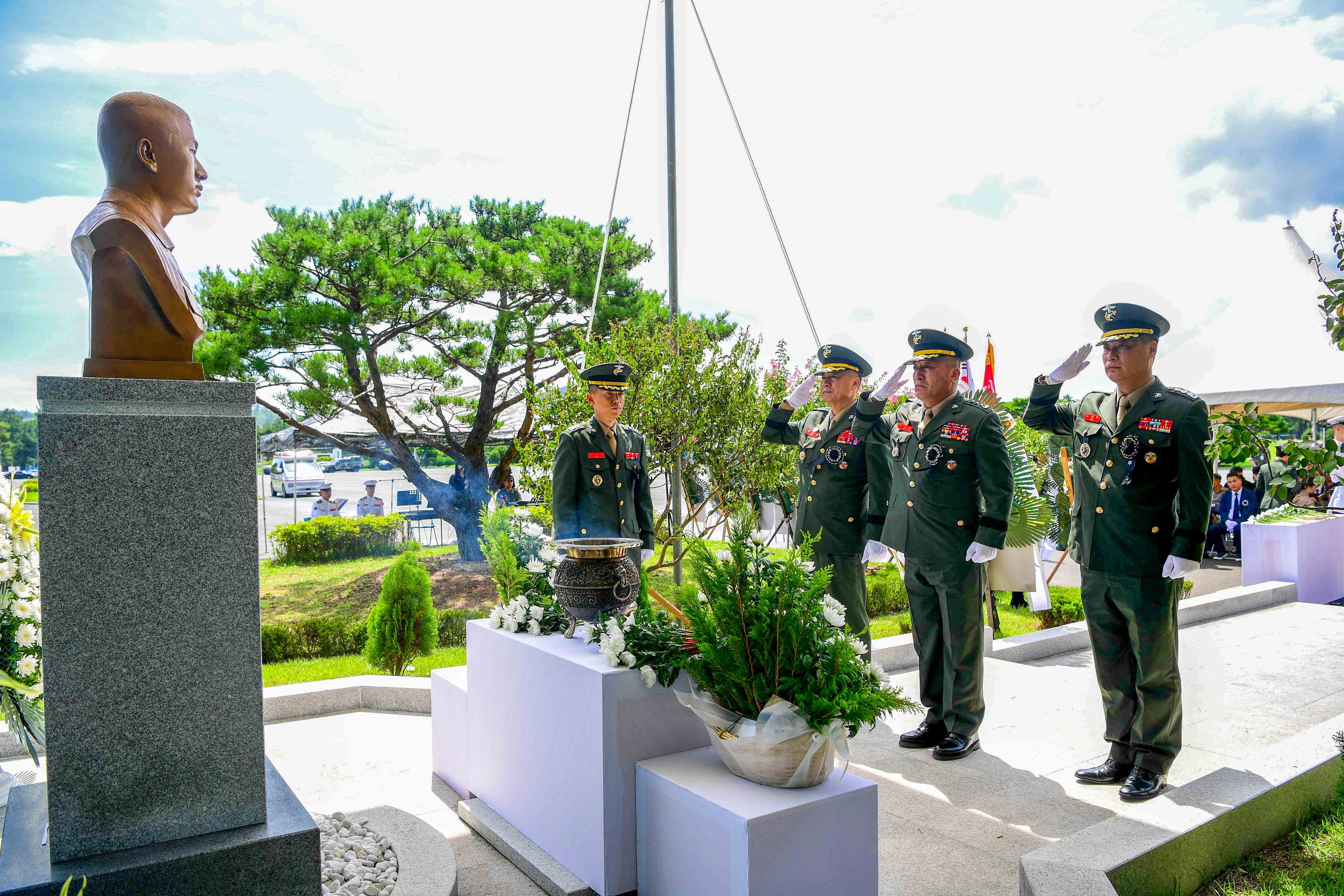 19일 경북 포항 소재 해병 제1사단 내 추모공원에서 진행된 채 상병 흉상 제막식에서 김계환(가운데) 해병대 사령관 등이 경례하고 있다. 해병대 제공