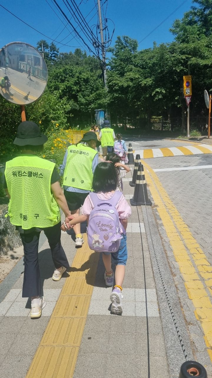 서울 성동구 ‘워킹스쿨버스’ 교통안전지도사가 지역 내 학생의 등교를 지도하는 모습. 성동구 제공