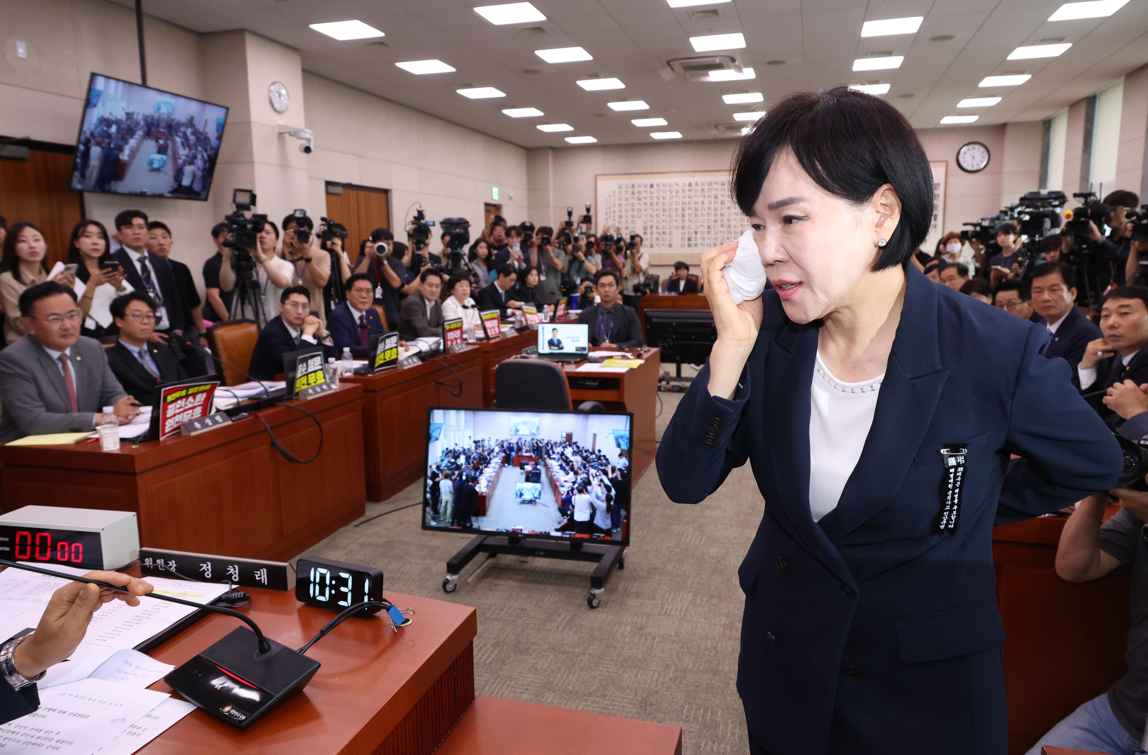 더불어민주당 전현희 의원이 19일 국회 법제사법위원회에서 열린 ‘윤석열 대통령 탄핵소추안 발의 요청’ 국민동의 청원 관련 청문회에서 입장 도중 몸싸움으로 부상 당한 부위를 설명하고 있다. 2024.7.19 연합뉴스