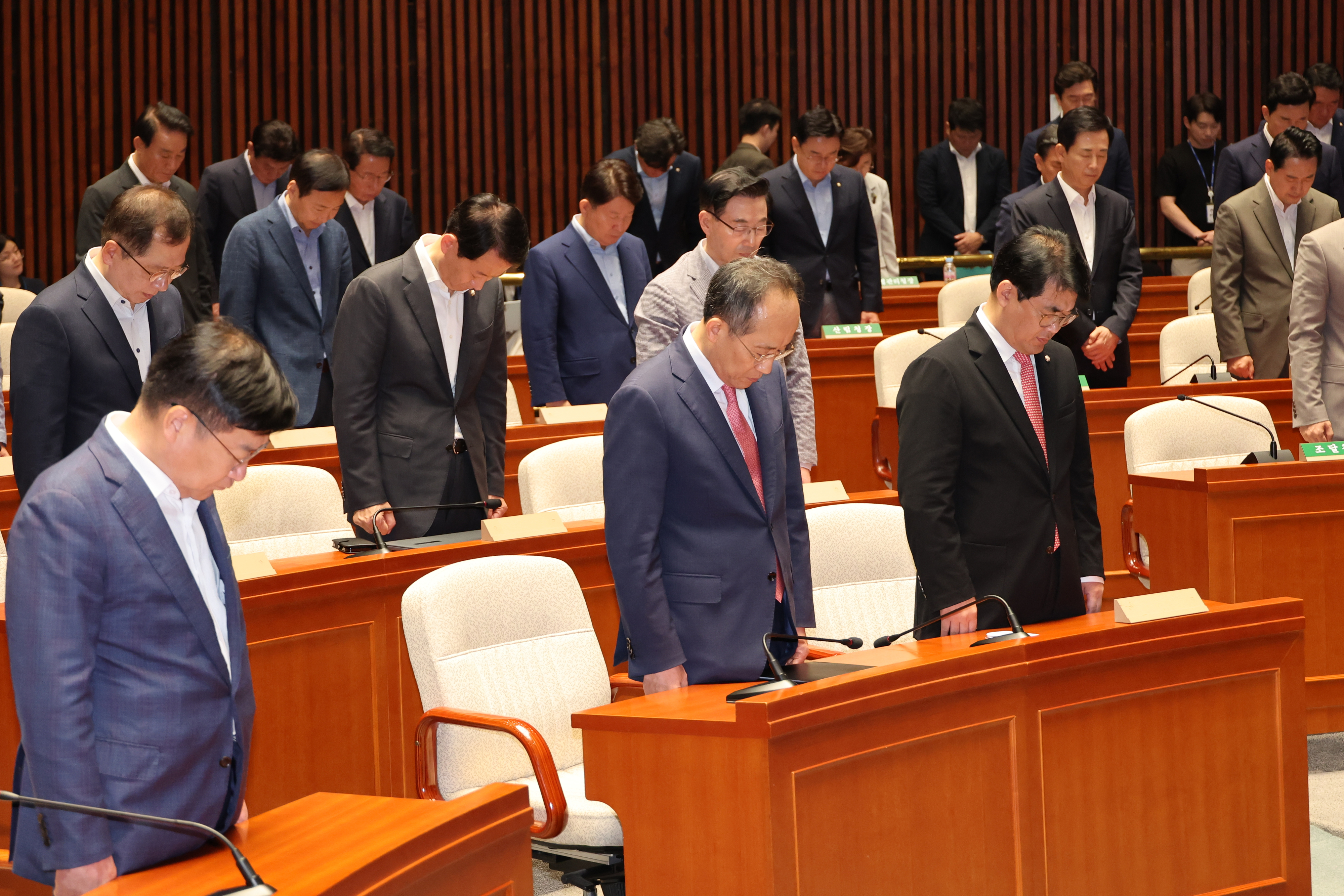 추경호 국민의힘 원내대표 등 의원들이 채상병 순직 1주기인 19일 국회에서 열린 의원총회에서 추모 묵념을 하고 있다. 연합뉴스