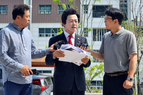 본인이 운영하는 종교시설 ‘하늘궁’의 여성 신도들로부터 성추행 혐의로 고소당한 허경영 국가혁명당 명예대표가 19일 오후 경기도 의정부시 금오동 경기북부경찰청에서 입장을 발표하고 있다. 2024.7.19  연합뉴스