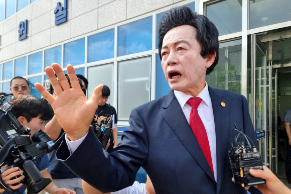 본인이 운영하는 종교시설 ‘하늘궁’의 여성 신도들로부터 성추행 혐의로 고소당한 허경영 국가혁명당 명예대표가 19일 오후 경기도 의정부시 금오동 경기북부경찰청에서 입장을 발표 후 취재진의 질문에 답하고 있다. 2024.7.19  연합뉴스