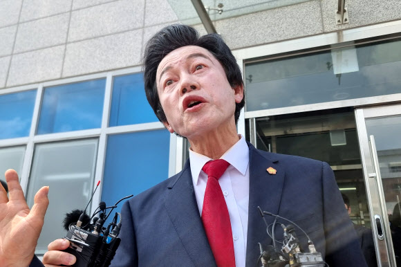 본인이 운영하는 종교시설 ‘하늘궁’의 여성 신도들로부터 성추행 혐의로 고소당한 허경영 국가혁명당 명예대표가 19일 오후 경기도 의정부시 금오동 경기북부경찰청에서 입장을 발표 후 취재진의 질문에 답하고 있다. 2024.7.19  연합뉴스