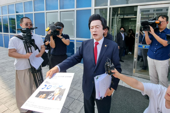 본인이 운영하는 종교시설 ‘하늘궁’의 여성 신도들로부터 성추행 혐의로 고소당한 허경영 국가혁명당 명예대표가 19일 오후 경기도 의정부시 금오동 경기북부경찰청에서 입장을 발표 후 취재진의 질문에 답하고 있다. 2024.7.19  연합뉴스