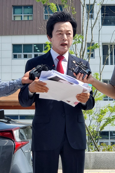 본인이 운영하는 종교시설 ‘하늘궁’의 여성 신도들로부터 성추행 혐의로 고소당한 허경영 국가혁명당 명예대표(가운데)가 19일 오후 경기도 의정부시 금오동 경기북부경찰청에서 입장을 발표하고 있다. 2024.7.19  연합뉴스