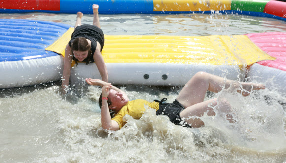 여름 대표 축제 보령머드축제 이틀째인 20일 충남 보령 대천해수욕장을 찾은 관광객들이 시원한 머드의 향연을 한껏 즐기고 있다. 2024.7.20. 보령시 제공