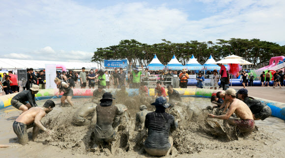 여름 대표 축제 보령머드축제 이틀째인 20일 충남 보령 대천해수욕장을 찾은 관광객들이 시원한 머드의 향연을 한껏 즐기고 있다. 2024.7.20. 보령시 제공