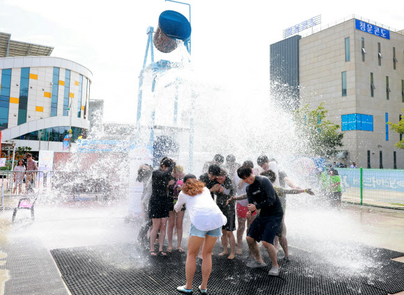 여름 대표 축제 보령머드축제 이틀째인 20일 충남 보령 대천해수욕장을 찾은 관광객들이 시원한 머드의 향연을 한껏 즐기고 있다. 2024.7.20. 보령시 제공