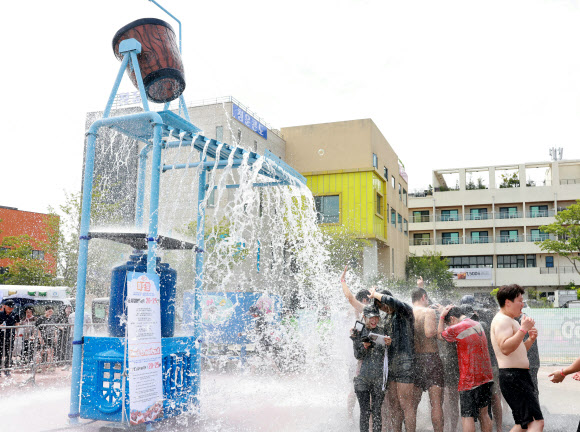 여름 대표 축제 보령머드축제 이틀째인 20일 충남 보령 대천해수욕장을 찾은 관광객들이 시원한 머드의 향연을 한껏 즐기고 있다. 2024.7.20. 보령시 제공