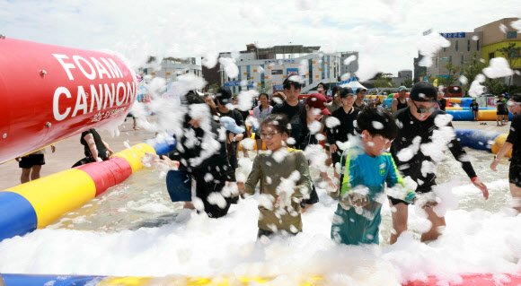 여름 대표 축제 보령머드축제 이틀째인 20일 충남 보령 대천해수욕장을 찾은 관광객들이 시원한 머드의 향연을 한껏 즐기고 있다. 2024.7.20. 보령시 제공