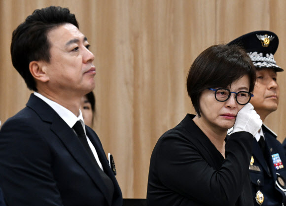 20일 오전 경기도 성남시 국군수도병원 장례식장에서 엄수된 공군 성추행 피해자 고(故) 이예람 중사 영결식에 더불어민주당 부승찬 의원과 진선미 의원이 참석해 있다. 2024.7.20. 공동취재