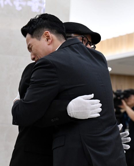 20일 오전 경기도 성남시 국군수도병원 장례식장에서 엄수된 공군 성추행 피해자 고(故) 이예람 중사 영결식에서 임태훈 군인권센터 소장이 고인의 아버지를 껴안으며 오열하고 있다. 2024.7.20. 공동취재