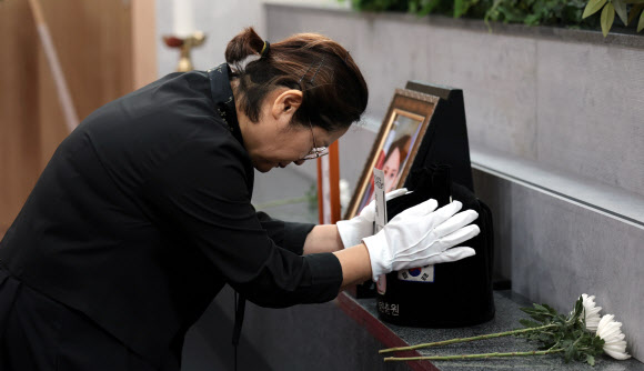 20일 서울 동작구 국립서울현충원에서 열린 고(故) 이예람 중사 봉안식에서 유가족이 고인의 유골함을 어루만지고 있다. 2024.7.20. 연합뉴스