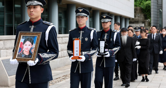 20일 서울 동작구 국립서울현충원에서 열린 고(故) 이예람 중사 봉안식에서 봉안을 위해 고인의 영정사진과 유해가 충혼당으로 이동하고 있다. 2024.7.20. 연합뉴스