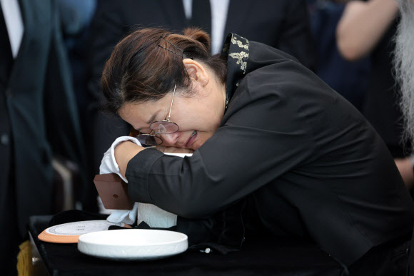 20일 서울 동작구 국립서울현충원에서 열린 고(故) 이예람 중사 봉안식에서 유가족이 봉안 전 고인의 유골함을 마지막으로 끌어안고 있다. 2024.7.20. 연합뉴스