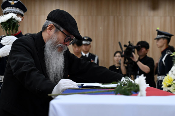 20일 오전 경기도 성남시 국군수도병원 장례식장에서 엄수된 공군 성추행 피해자 고(故) 이예람 중사 영결식에서 고인의 아버지가 헌화를 하며 눈물을 흘리고 있다. 2024.7.20. 공동취재