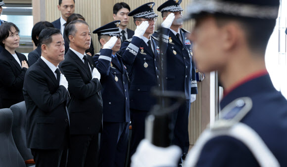 20일 서울 동작구 국립서울현충원에서 열린 고(故) 이예람 중사 봉안식에서 신원식 국방부 장관과 참석자들이 고인에 대한 경례를 하고 있다. 2024.7.20. 연합뉴스
