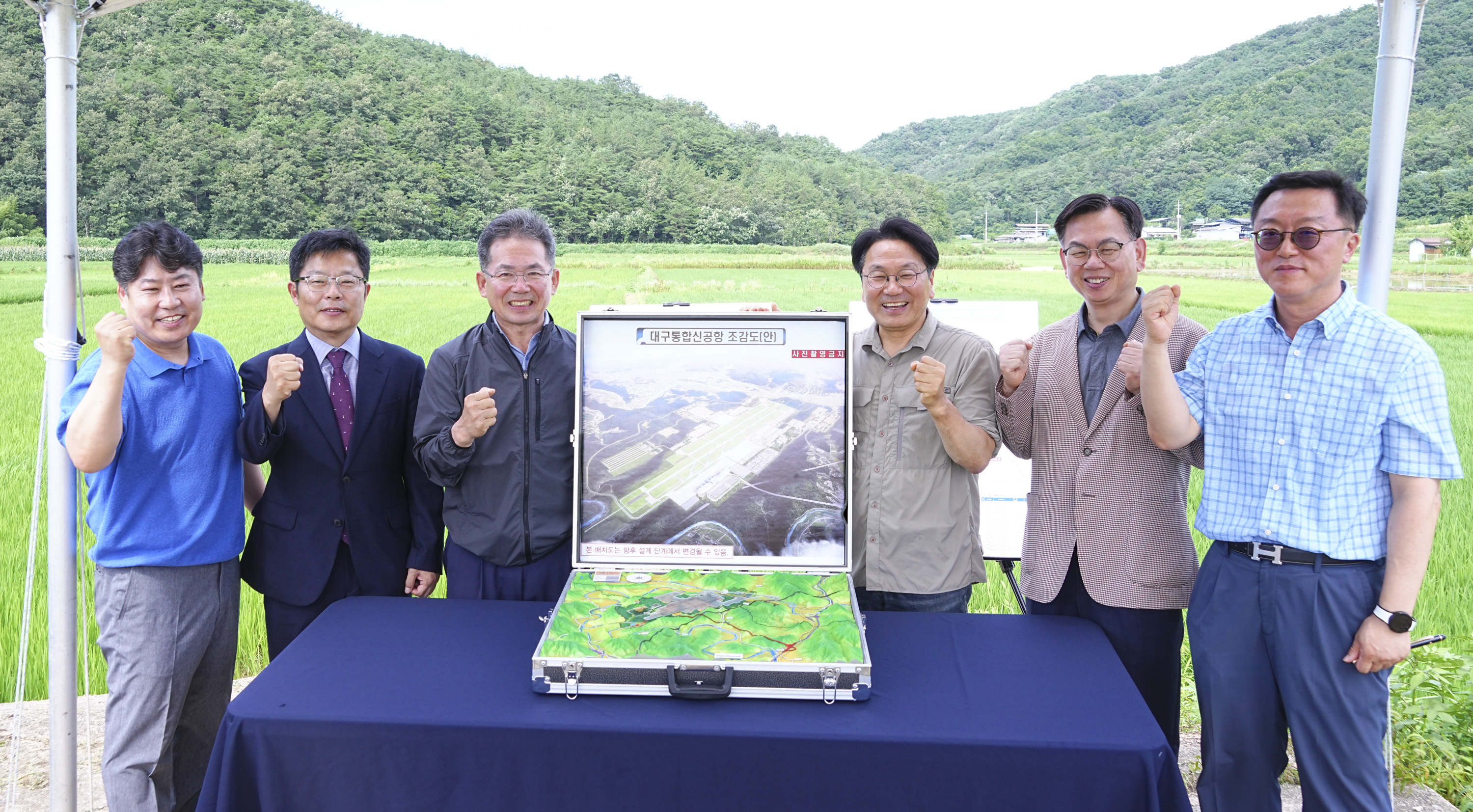 강기정 광주광역시장(오른쪽에서 세번째)이 21일 오전 경북 군위군 소보면 대구경북 통합신공항 부지를 찾아 김진열 군위군수, 대구시 관계자 등과 신공항 건립현황을 살펴본 뒤 기념촬영을 하고 있다. 광주광역시 제공