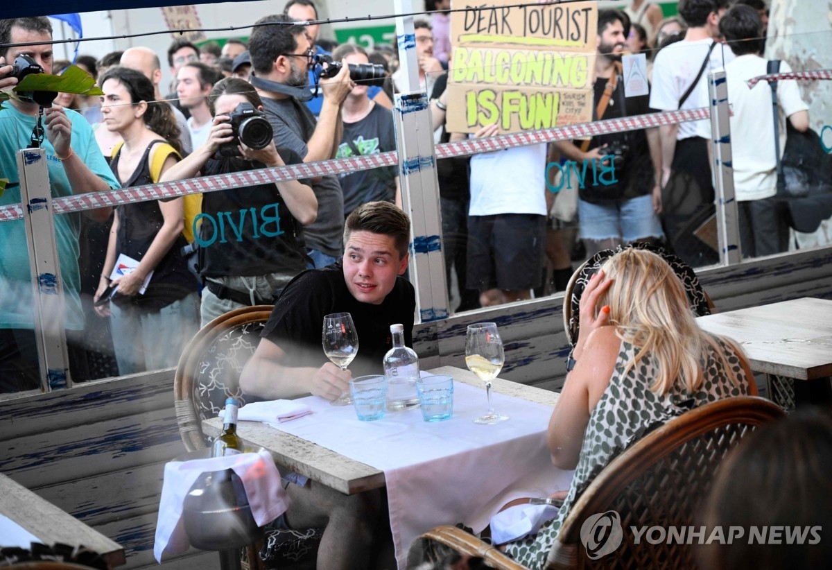 스페인 바르셀로나 곳곳에서 벌어지고 있는 과잉 관광 반대 시위. 연합뉴스