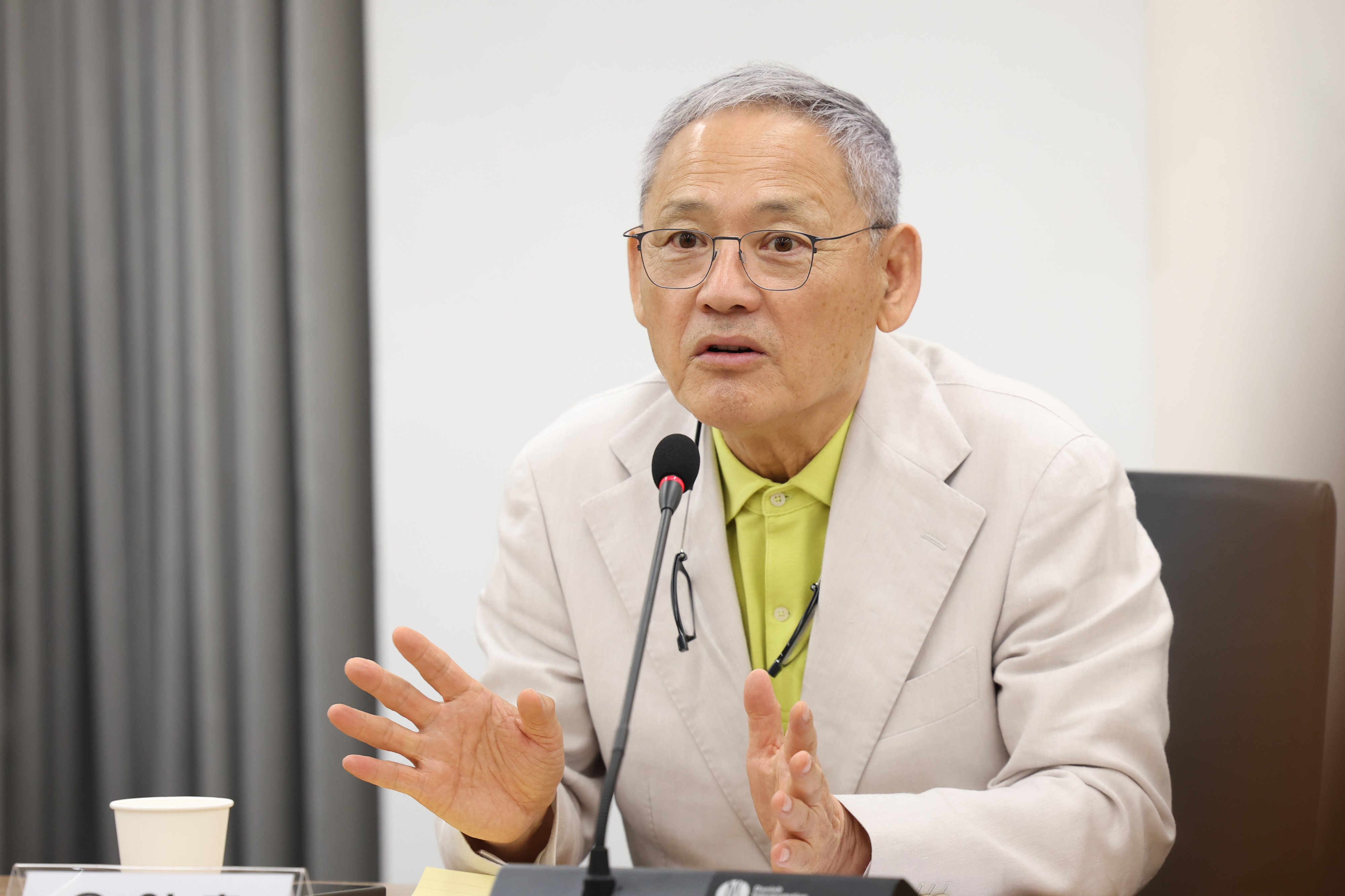 유인촌 문화체육관광부 장관이 22일 국립현대미술관 서울관에서 역대 하계·동계 올림픽 메달리스트들을 만나 체육계의 현안을 논의하고 향후 한국 체육의 발전을 위한 의견을 수렴하고 있다. 유 장관은 “이 자리에 모인 선배들의 뒤를 이어 ‘파리올림픽’에서 최선을 다할 우리 국가대표 선수들의 선전을 기원하는 동시에 올림픽 이후 한국 체육의 미래를 고민해야 할 시점”이라며 “이번 간담회에서 나온 생생한 의견을 바탕으로 체육 정책 방향을 마련하겠다”라고 말했다. 문화체육관광부 제공