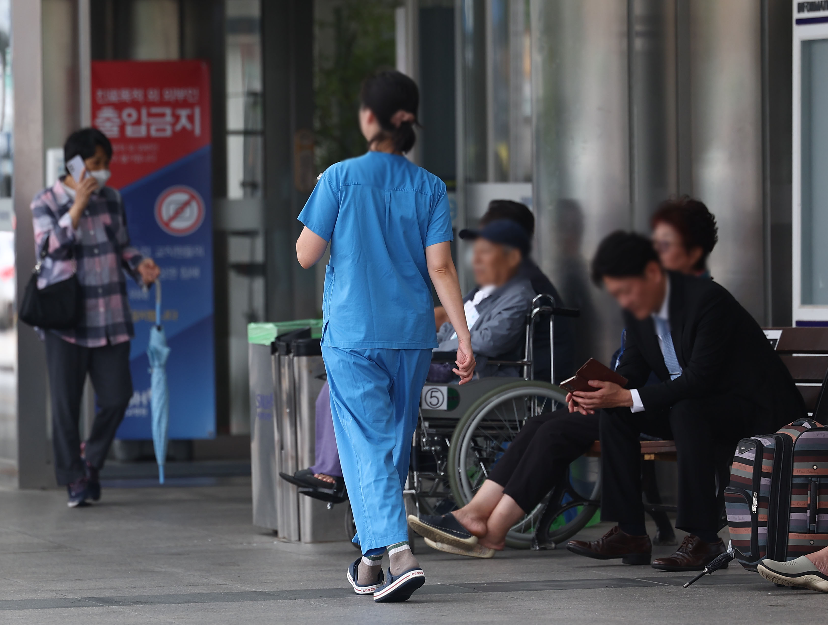 의정갈등이 장기화되고 있는 가운데 경찰이 ‘감사한 의사’라며 집단행동에 참여하지 않은 의사들의 명단을 올린 피의자 1명에 대해 구속영장을 신청했다. 사진은 지난 7월 서울의 한 대학병원에서 의료 관계자가 이동하는 모습. 2024.7.22 연합뉴스