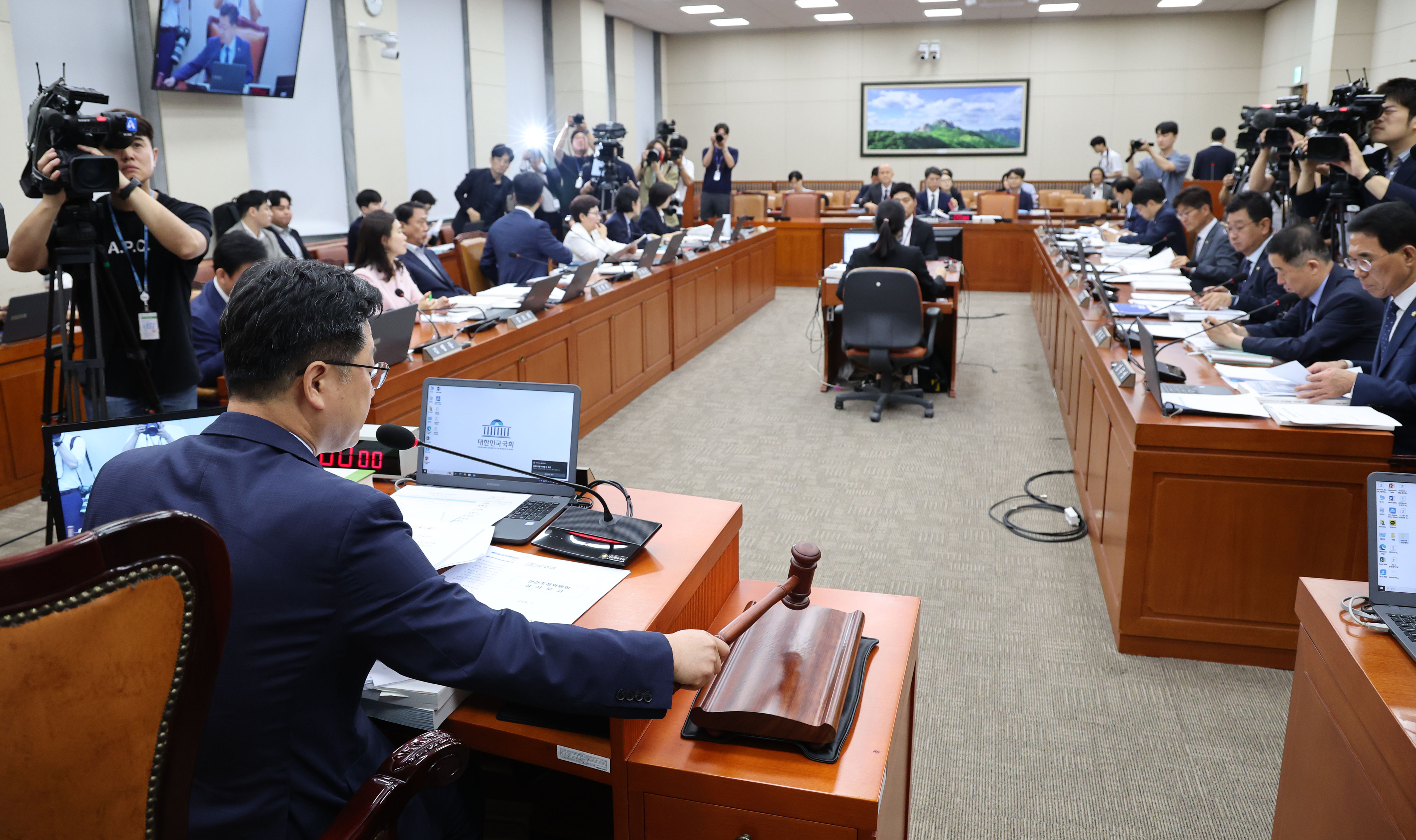 안호영 국회 환경노동위원회 위원장이 22일 오전 서울 여의도 국회에서 열린 환경노동위원회 전체회의에서 의사봉을 두드리고 있다. 2024.07.22. 뉴시스