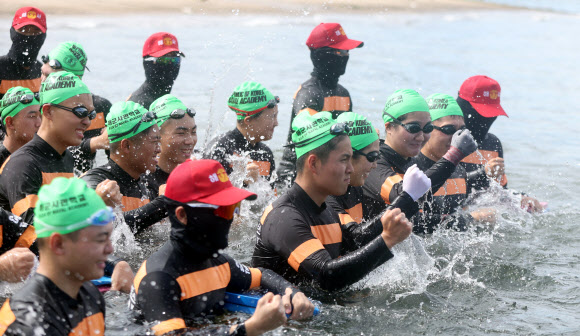 해군사관학교 생도들이 절기 대서인 22일 오전 경남 창원시 진해구 해군사관학교 옥포만 해상훈련장에서 전투 수영에 앞서 군가를 부르고 있다. 해사는 생도 600여명이 오는 25일까지 최대 4㎞ 구간 전투 수영을 한다고 설명했다. 2024.7.22 연합뉴스