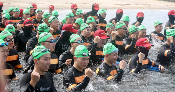 해군사관학교 생도들이 절기 대서인 22일 오전 경남 창원시 진해구 해군사관학교 옥포만 해상훈련장에서 전투 수영에 앞서 군가를 부르고 있다. 해사는 생도 600여명이 오는 25일까지 최대 4㎞ 구간 전투 수영을 한다고 설명했다. 2024.7.22 연합뉴스