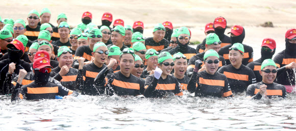 해군사관학교 생도들이 절기 대서인 22일 오전 경남 창원시 진해구 해군사관학교 옥포만 해상훈련장에서 전투 수영에 앞서 군가를 부르고 있다. 해사는 생도 600여명이 오는 25일까지 최대 4㎞ 구간 전투 수영을 한다고 설명했다. 2024.7.22 연합뉴스