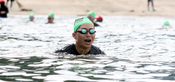 해군사관학교 생도들이 절기 대서인 22일 오전 경남 창원시 진해구 해군사관학교 옥포만 해상훈련장에서 전투 수영하고 있다. 해사는 생도 600여명이 오는 25일까지 최대 4㎞ 구간 전투 수영을 한다고 설명했다. 2024.7.22 연합뉴스