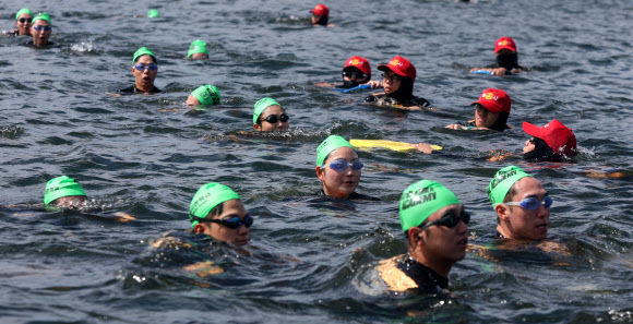 해군사관학교 생도들이 절기 대서인 22일 오전 경남 창원시 진해구 해군사관학교 옥포만 해상훈련장에서 전투 수영하고 있다. 해사는 생도 600여명이 오는 25일까지 최대 4㎞ 구간 전투 수영을 한다고 설명했다. 2024.7.22 연합뉴스