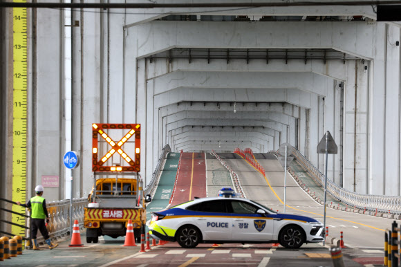 23일 오전 서울 잠수교에서 한강 수위 상승 등의 영향으로 차량 통행이 전면 통제되고 있다. 2024.7.23 연합뉴스